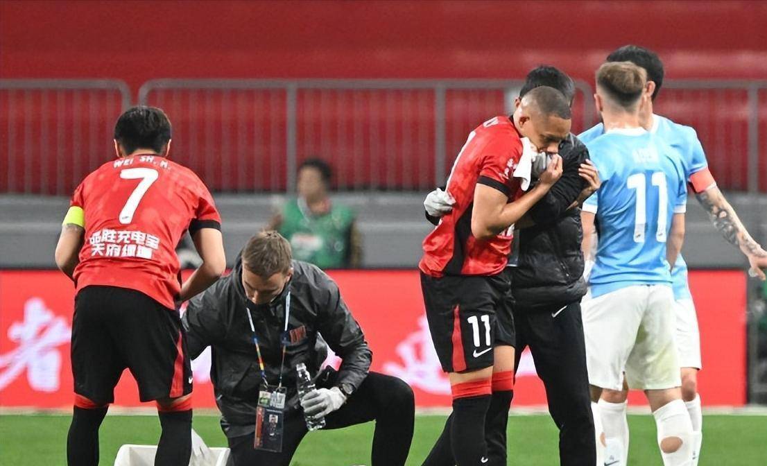 爱游戏体育-冲刺阶段葡萄牙体育外线爆发拉齐奥围绕中超队长鼓劲，这操作让人直呼：全明星赛国际比赛日热度飙升(拉齐奥改造球场)